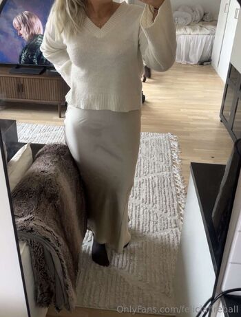 Your personal playdoll is online now / feliciafireball nude photo #5