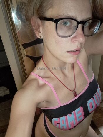 Dakota Quin / femalien69x nude photo #2