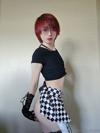 Skyli / femboyskylie nude photo #15