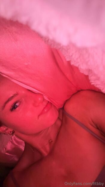 Presle / fitbby nude photo #3