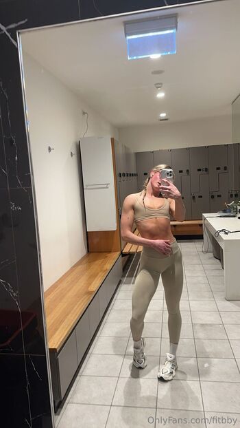 Presle / fitbby nude photo #4