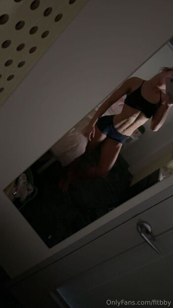 Presle / fitbby nude photo #17