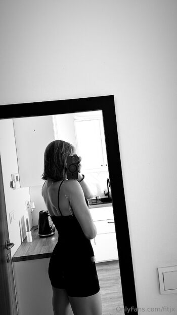 Julia / fitjx nude photo #1