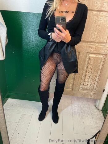 naughtywif / fitwifenextdoor nude photo #33