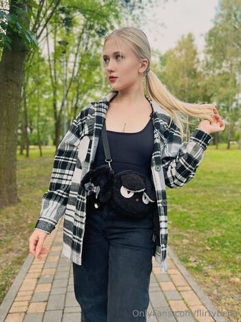 BELLA / flirtybella nude photo #17