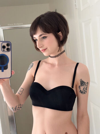 Flora Rodger / florarodgers nude photo #20