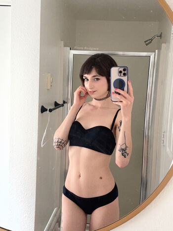 Flora Rodger / florarodgers nude photo #22