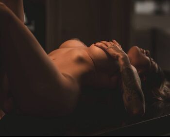 FLOR LETS VideoCal / florcurvy nude photo #14