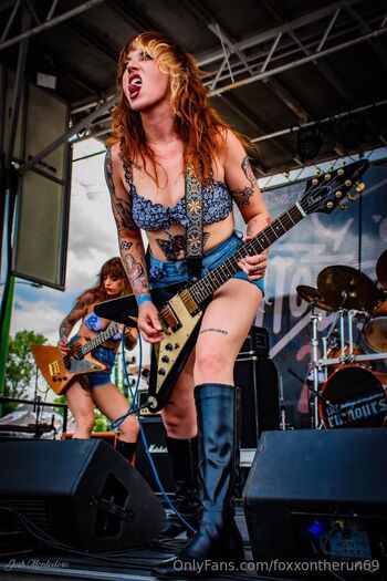 Fox / foxxontherun69 / carlifoxx69 nude photo #3