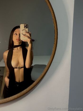 Julie / foxylatin nude photo #2