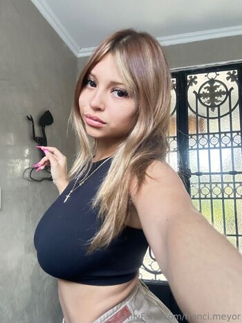 Franci / franci.meyor nude photo #6
