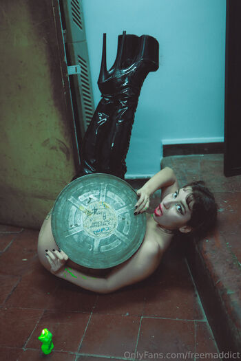 V E S A N I A - DOM FETIS / freemaddict nude photo #2