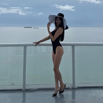 1 TRANS ON OF / freepix nude photo #3