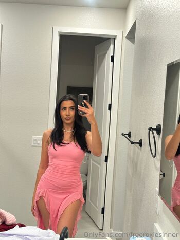 Roxie Sinne / freeroxiesinner nude photo #1