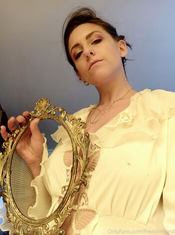 Mistress Noeli / freeskinbyrd nude photo #28