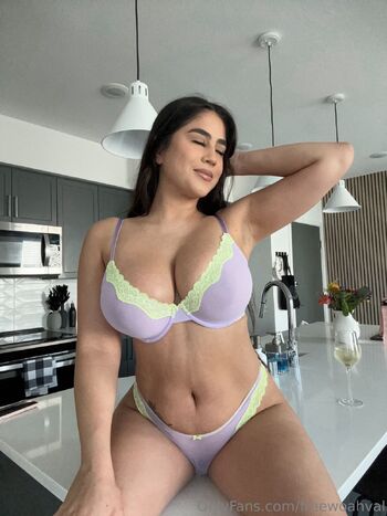 Val / freewoahval nude photo #8