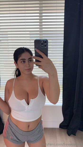 Val / freewoahval nude photo #11