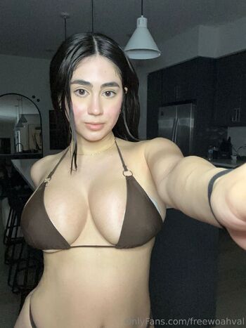 Val / freewoahval nude photo #13