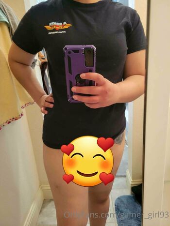 M / gamer_girl93 nude photo #1