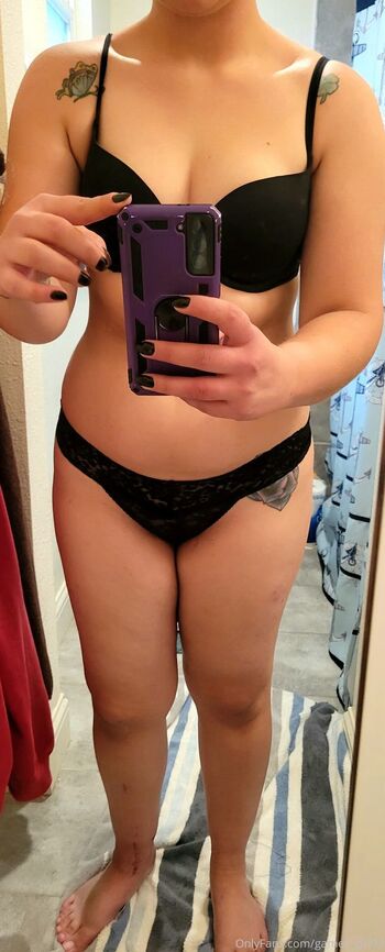 M / gamer_girl93 nude photo #10