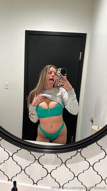 mckenzi / getnzkedvault nude photo #6