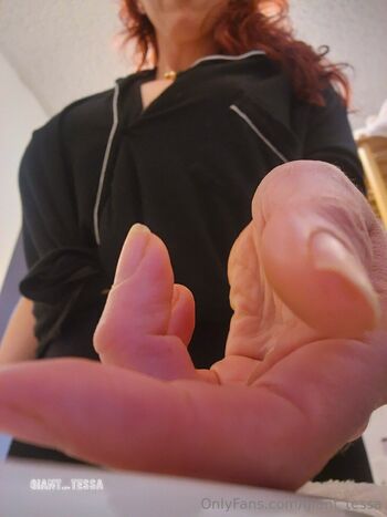 Tess / giant_tessa nude photo #8