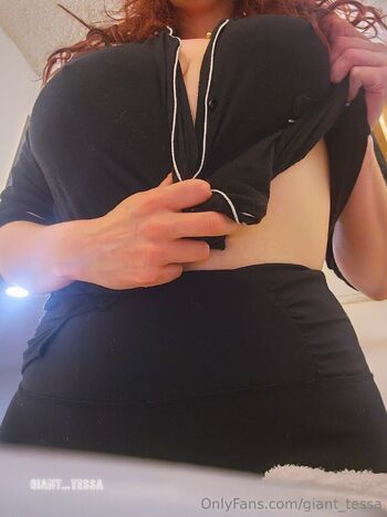 Tess / giant_tessa nude photo #10
