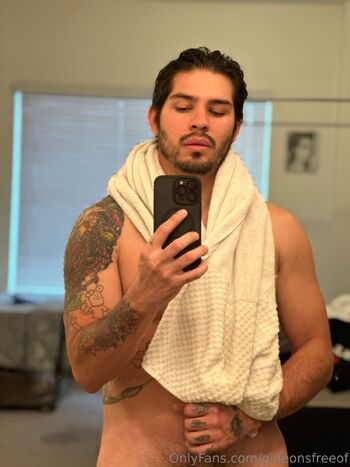 u40261050 / gideonsfreecontent nude photo #15