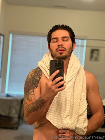 u40261050 / gideonsfreecontent nude photo #16