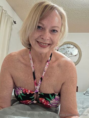 Housewife Rose onlin / gilfyrose nude photo #13