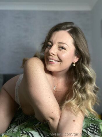 Mi / girlnexdoormia nude photo #4