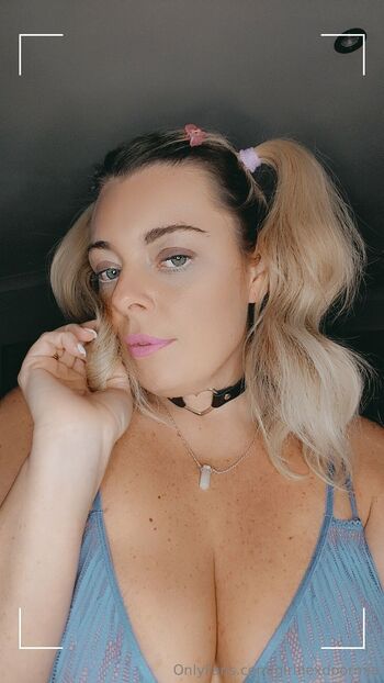 Mi / girlnexdoormia nude photo #13