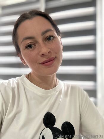 Cherry 18 / girlyours01 / cherry_alina0001 nude photo #3