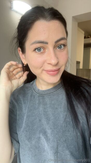 Cherry 18 / girlyours01 / cherry_alina0001 nude photo #6