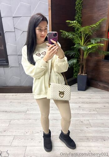 Cherry 18 / girlyours01 / cherry_alina0001 nude photo #22