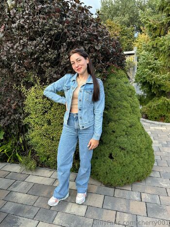 Cherry 18 / girlyours01 / cherry_alina0001 nude photo #30