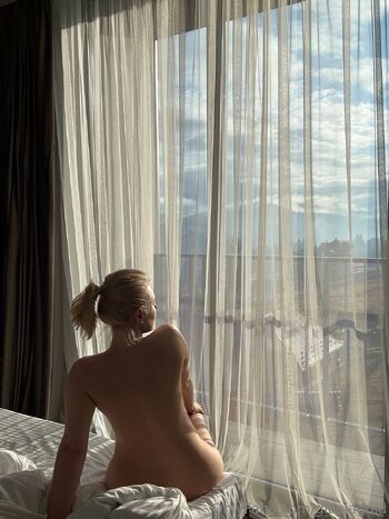 Lili / glaciagold nude photo #16