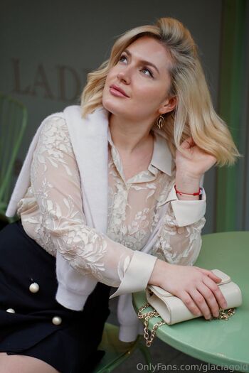 Lili / glaciagold nude photo #17