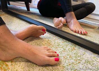 Goddess L / goddess_ls / footgoddessls nude photo #4