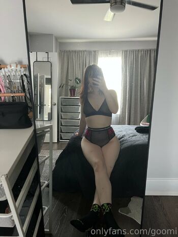 thicc anime gaymer gf / goomi nude photo #35