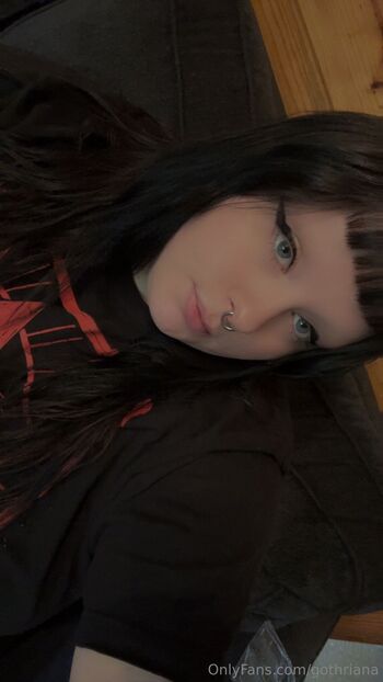 Rian / gothriana nude photo #4