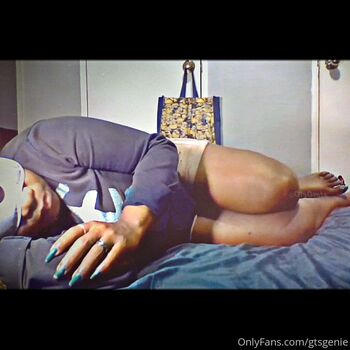 Giantess Geni / gtsgenie nude photo #3