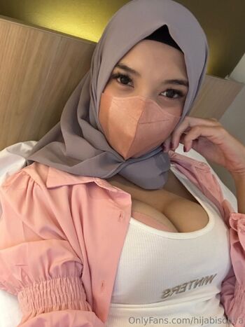 Sofiy / hijabisofiya nude photo #18