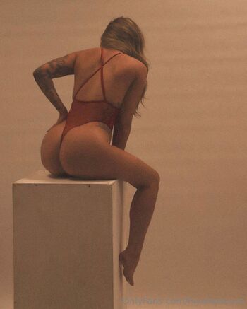 Kat / hiyahoneyxo nude photo #3