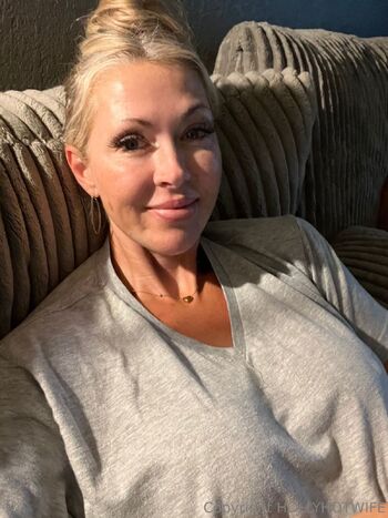 HollyHotwif / hollyhotwife nude photo #2