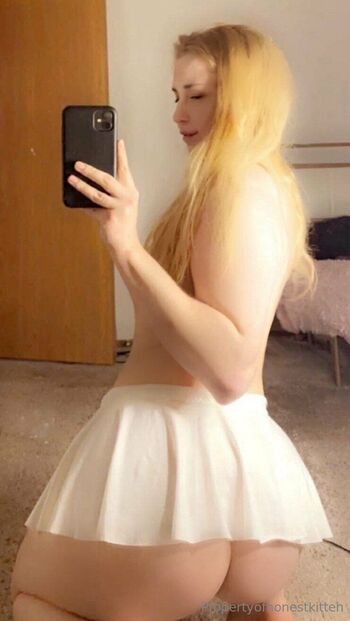 Ambe / honestkitten nude photo #18