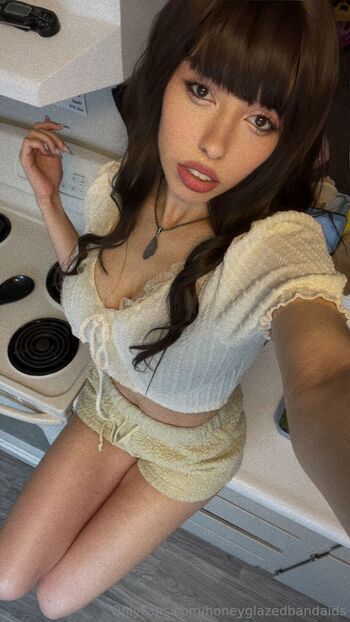 Alli / honeyglazedbandaids nude photo #4