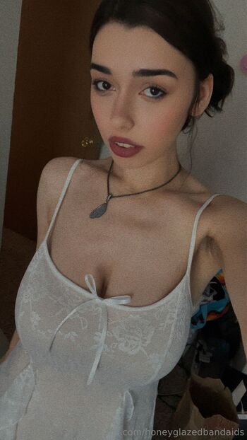 Alli / honeyglazedbandaids nude photo #8