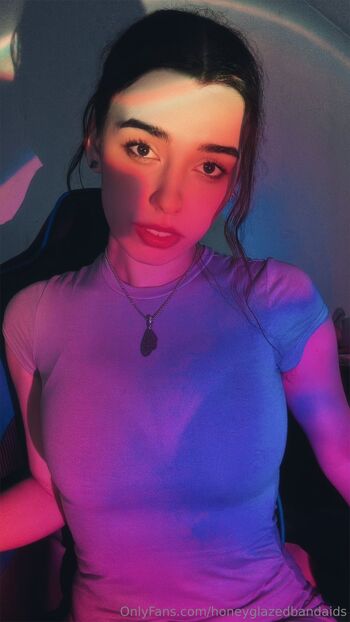 Alli / honeyglazedbandaids nude photo #11