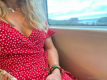 Kat / hotwife-fun nude photo #4